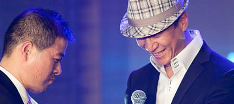 10月19日，孫紅雷出席杭州百貨大樓“雷諾·騎士之盾新品簽售會(huì)”。