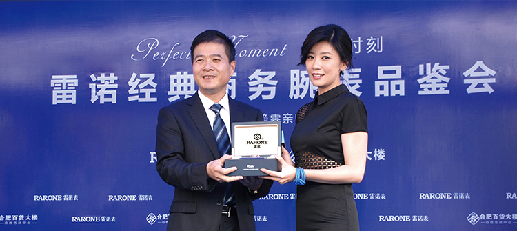 10月1日，知名藝人賈靜雯到場(chǎng)助陣 “完美時(shí)刻?雷諾經(jīng)典商務(wù)腕表品鑒會(huì)”。